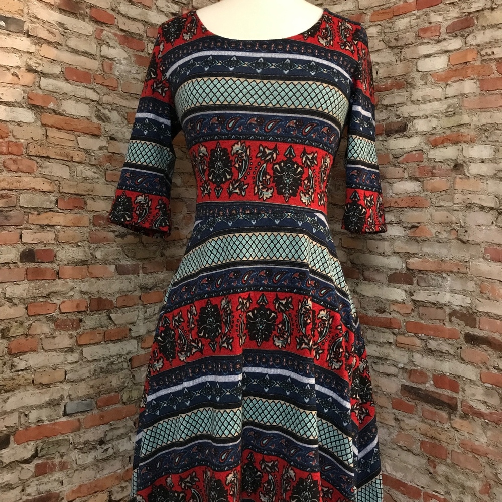 LIGHTWEIGHT MIXED PRINT SWEATER DRESS